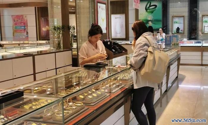 5月6日,顾主在北京一家金店选购金饰。开头:新华社